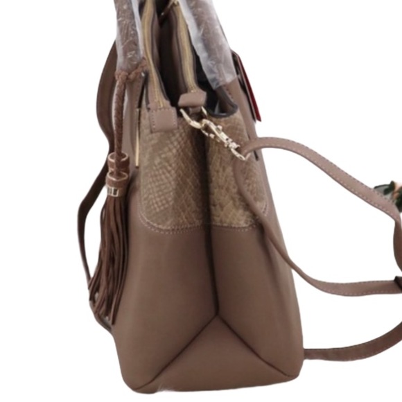 ✨Brand New✨ Kelly and Katie Shoulder Bag - Picture 3 of 7